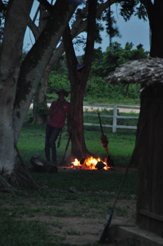 Preparando nosso jantar no Hato El Cedral, na região dos llanos, na Venezuela